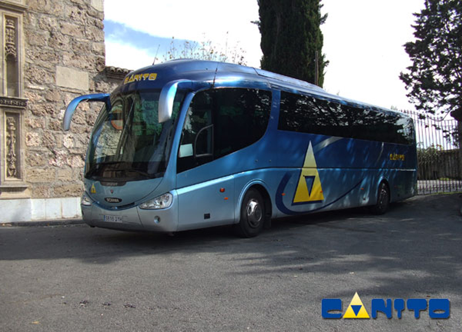 Autocar CANITO en carretera extremeña