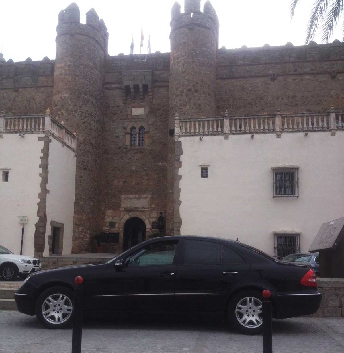 Grupo de viajeros con Autocares CANITO en excursión